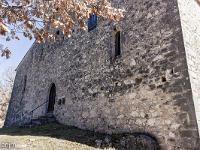 Eglise Saint Mary - XIIIe  Le façade Ouest de l'église et sa porte. A droite se trouvent deux niches de forme carrée.  Cette façade est remaniée u XVIIe. Le mur pignon et le clocher sont sur le même axe , mais sur un axe différent de celui de la nef ...