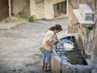 Fontaines, sources et lavoirs  A Moustier-Sainte-Marie ( Alpes de Haute Provence)
