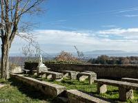 Forcalquier - ND de Provence (1875)  Bancs devant une cavité dans la roche qui acceuille un hôtel