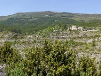 Gorges de la Méouge - Tour Pierre Grosse  Vue sur le village de Pomet. En arrière plan, la montagne de Chabre ...