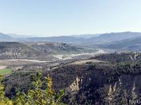 Piloubeau  La vallée du Buech. On aperçois à droite le donjon du château médiéval du vieux Châteauneuf de Chabre (voir la galerie Donjon de Pirivigier XIIIe qui lui est dédiée)