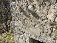 Piloubeau  Porte intacte qui donne sur une petite pièce voutée