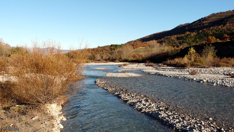 val-jabron-22web.jpg - Le Jabron au niveau de Bevons ( vue vers l'aval)