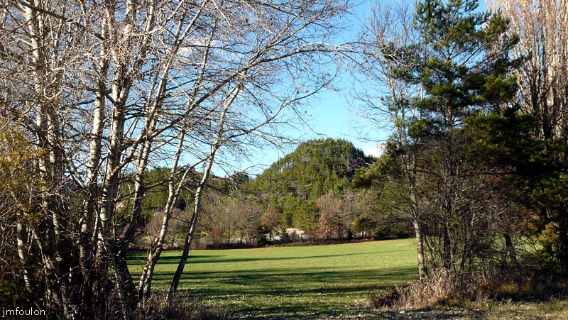 val-meouge-10web.jpg - Méouge - Rive droite quelques kilomètres avant Séderon (vue vers le nord)