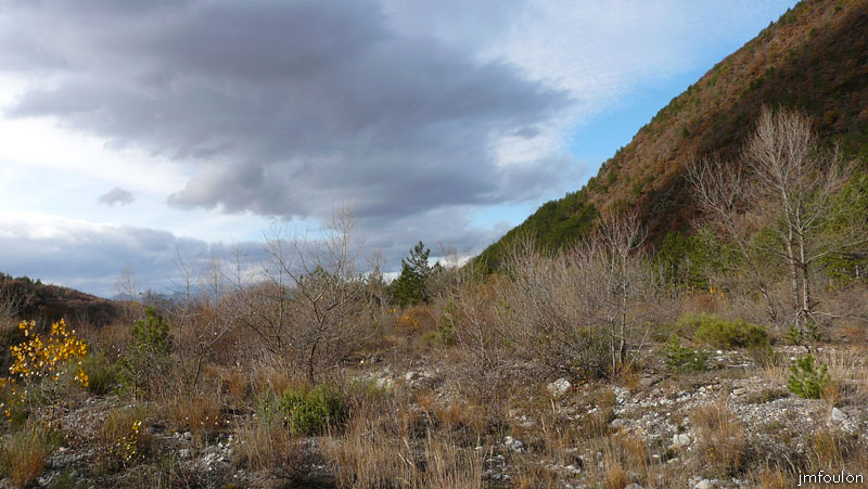 val-sasse-02web.jpg - Sasse - Lit du Sasse peu avant Chateaufort. Vue vers l'ouest