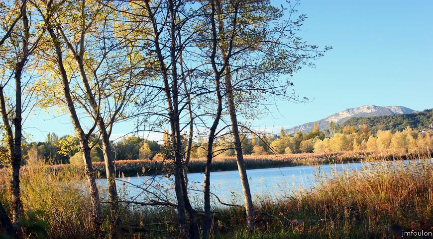 escale-lac-02web.jpg - Vue sur le lac depuis L'Escale. Au loin la montagne de la Baume (1147 m)