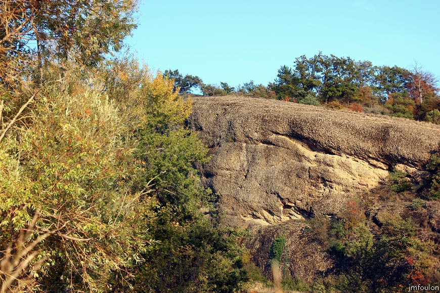 escale-lac-03web.jpg - Roche à l'Escale entre Ville Vieille, ancien village médiéval de L'Escale et la Rouerie