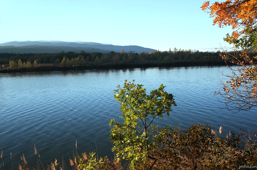 escale-lac-09web.jpg - Lac de Château-Arnoux - Au loin la montagne de Lure (1826 m)