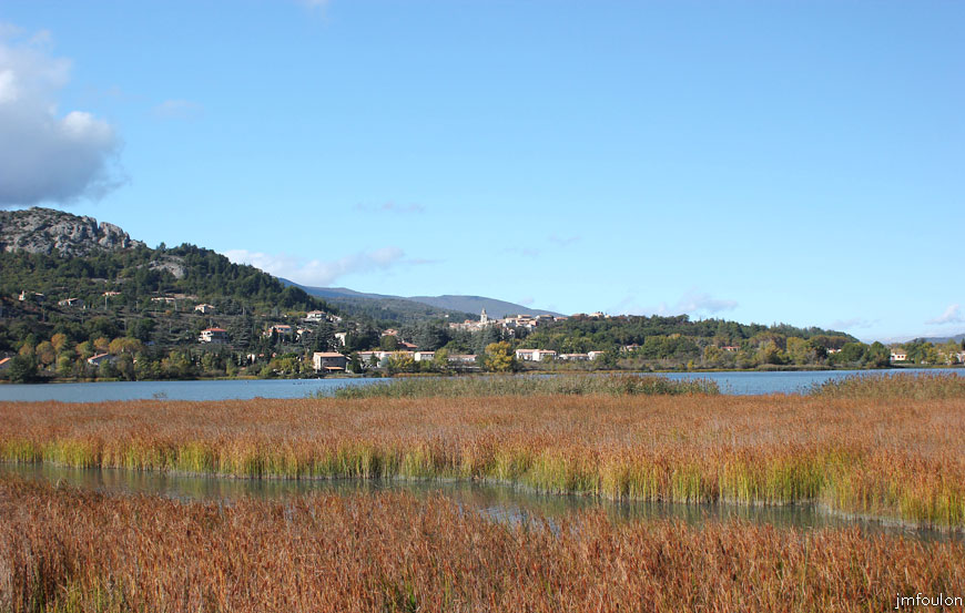 escale-lac-15web.jpg - Lac de Château-Arnoux - Vue sur Château-Arnoux depuis l'observatoire à oiseaux de l'Escale. A gauche la colline de St Jean sur laquelle se trouve la chapelle du même nom