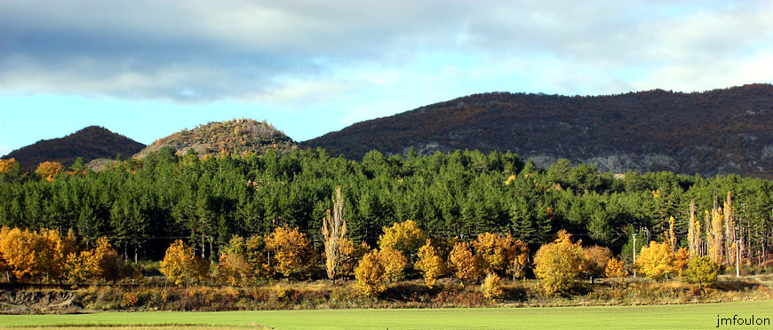 rive-jabron-10web.jpg - Rive gauche du Jabron à Castel-Bevons - Sur la butte à gauche, on aperçois les vestiges de ce qui fut le château des puissants seigneurs de Bevons