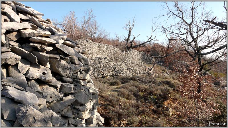 borie-banon-06web.jpg - Intérieur de l'enclos et au 1er plan à gauche, partie de la borie intégrée à celui-ci