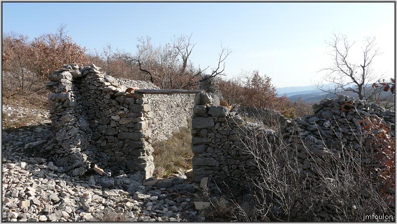 borie-banon-07web.jpg - Entrée de l'enclos