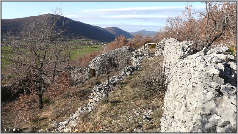 borie-banon-10web.jpg - Vue sur l'enclos depuis le mur sud