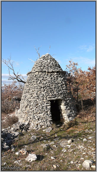 borie-banon-12web.jpg - La borie la plus au nord avec sa colerette de lauzes