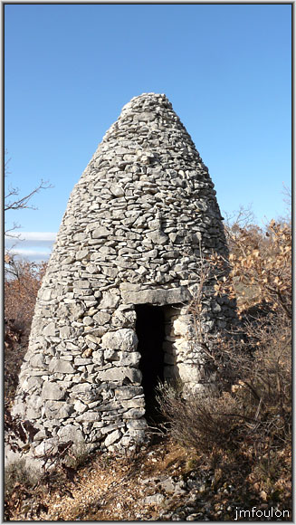 borie-banon-21web.jpg - La borie la plus au sud en forme d'obus (autre vue)