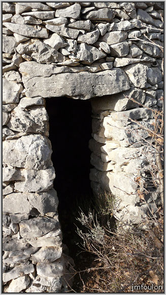borie-banon-22web.jpg - L'entrée, toujours au sud à l'abrit du mistral