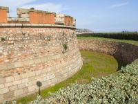 camaret-024  Camaret-sur-Mer - La Tour Vauban. L’ensemble se compose d’une tour, d'un corps de garde, d'une batterie qui pouvait contenir 11 canons ainsi que d’un four à boulets. Le tout est entouré d’un fossé. On y accède par un pont-levis.