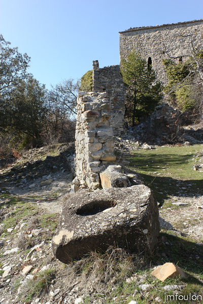 st-donat-03web.jpg - Saint Donat le Bas - Autour de l'édifice se trouvent les ruines d'habitations et dépendances
