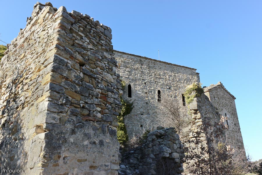 st-donat-06web.jpg - Saint Donat le Bas - Ruine devant la façade sud (autre vue)
