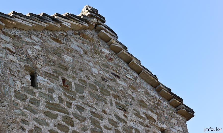 st-donat-09web.jpg - Saint Donat le Bas - Détail de l'appareillage des lauzes de rive sur le transept Sud