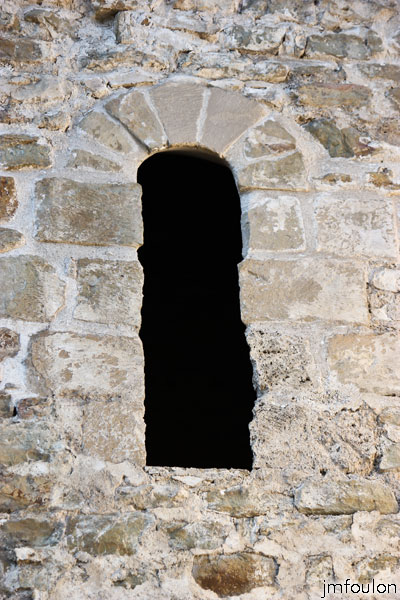 st-donat-12web.jpg - Saint Donat le Bas - Une des cinq ouvertures de la façade Sud