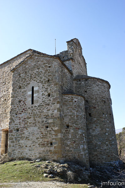 st-donat-13web.jpg - Saint Donat le Bas - Partie Est de l'édifice. Celle-ci est composée de deux absides latérales chacunes appuyées sur leur transept et d'une abside principale. Elle sont convertes de lauzes