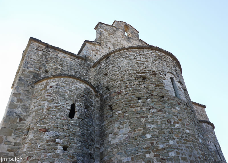 st-donat-14web.jpg - Saint Donat le Bas - Partie Sud/Est de l'édifice. Abside Sud et abside centrale. La baie de l'abside principale est ornée d'une archivolte moulurée
