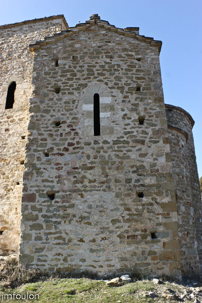 st-donat-17web.jpg - Saint Donat le Bas - Transept Sud également parsemé de trous de boulins