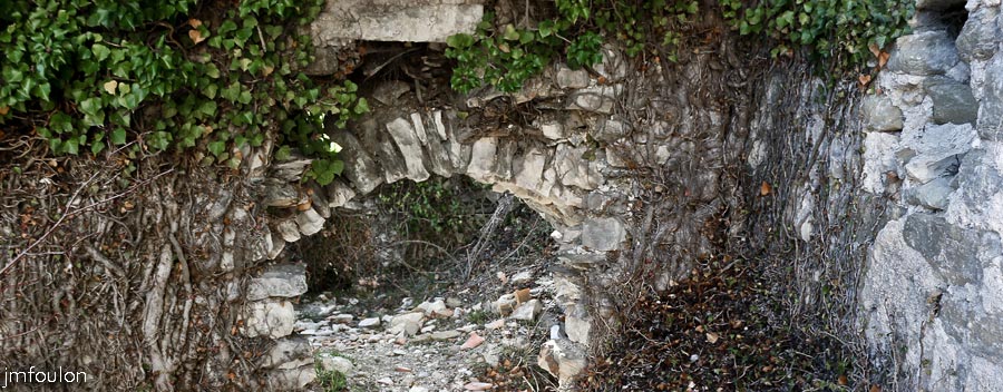 st-donat-22web.jpg - Saint Donat le Bas - Passage voûté sur la façade Ouest de la ruine attachée à la façade sud de l'église