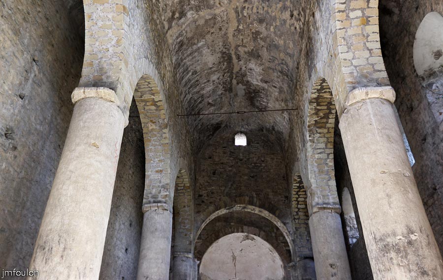 st-donat-30web.jpg - Saint Donat le Bas - Observons maintenant l'intérieur de l'édifice. La voûte en berceau repose en continuité sur des parois latérales divisées chacune en trois arcades sur d'étroits collatéraux. Les châpiteaux  et les colonnes de style austère et primitif prouvent bien qu'elle remonte au début du XIème siècle. Cette rare disposition ne se retrouve que dans l'église St Martin de Volonne datant de la même époque. (Voir la galerie)