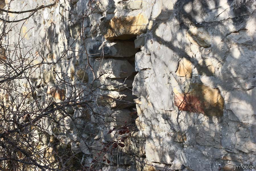 st-donat-38web.jpg - Saint Donat le Bas - Ouverture sur le mur Ouest d'une des bâtisses