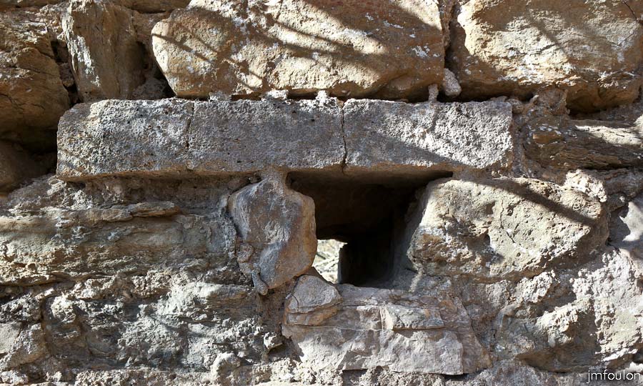 st-donat-47web.jpg - Saint Donat le Bas - La petite chapelle - Petite Ouverture dans la façade Sud