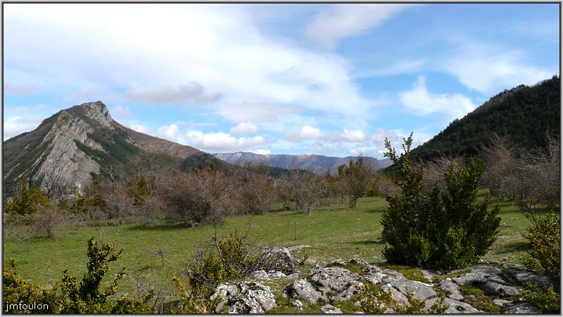 collet-01web.jpg - Vues vers l'est depuis le Collet de Sisteron ( de gauche à droite La Baume (1147m), au loin Vaumuse (1435m) Le Mollard (849m)