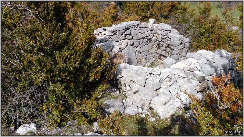 collet-04web.jpg - N° 3 Ruine d'un cabanon carré - autre vue