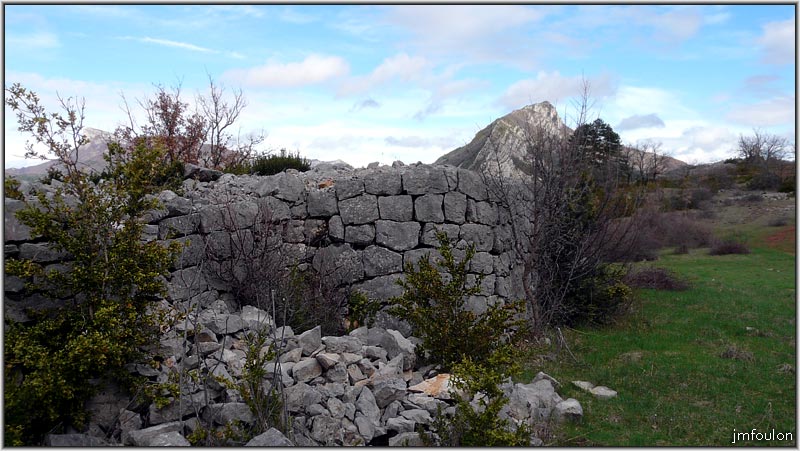 collet-11web.jpg - N° 1 - Curieuse ruine du Collet