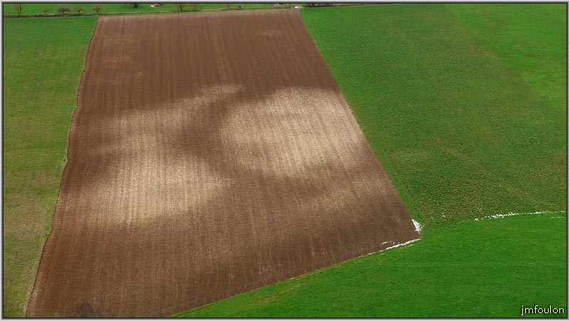 collet-22web.jpg - Vue sur le Buech depuis le Collet (détail d'un champ fraîchement labouré)