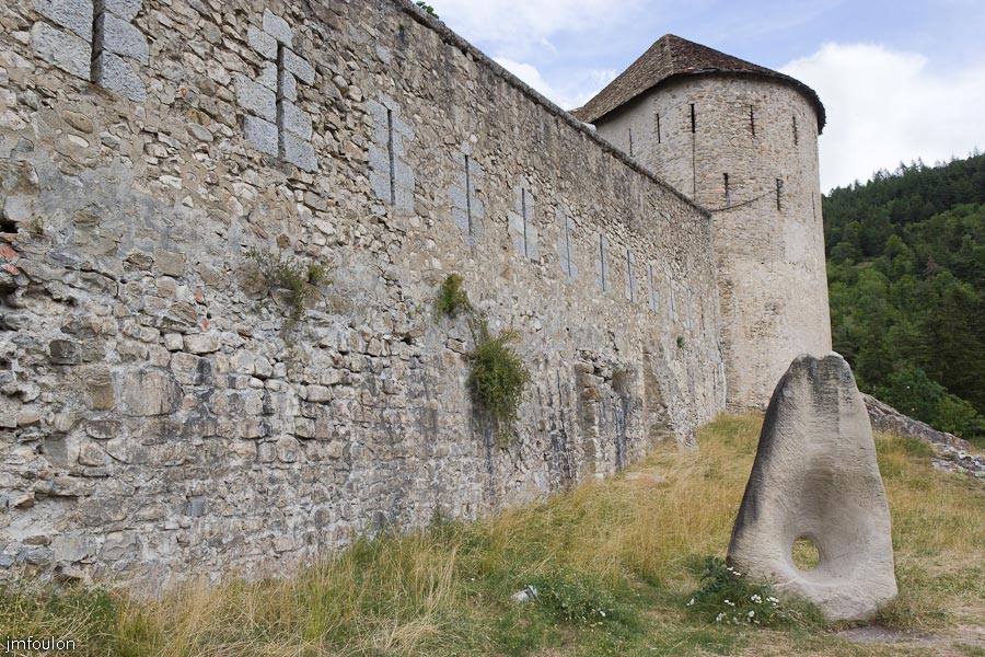 fort-savoie-005.jpg - Colmars-les-Alpes - Le Fort de Savoie - Face Sud-Est de la forteresse et la  Tour Ronde située entre la première cours et l'intérieur du fort.