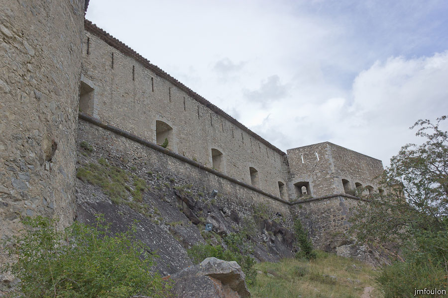 fort-savoie-010.jpg - Colmars-les-Alpes - Le Fort de Savoie - La face Nord- Au fond, se trouve la cour Nord, et au centre la Salle d'Armes.