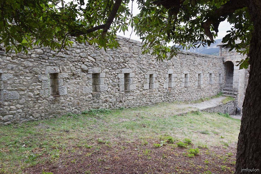 fort-savoie-022.jpg - Colmars-les-Alpes - Le Fort de Savoie - Au fond, l'entrée du chemin de ronde Sud et accès à l'échauguette.