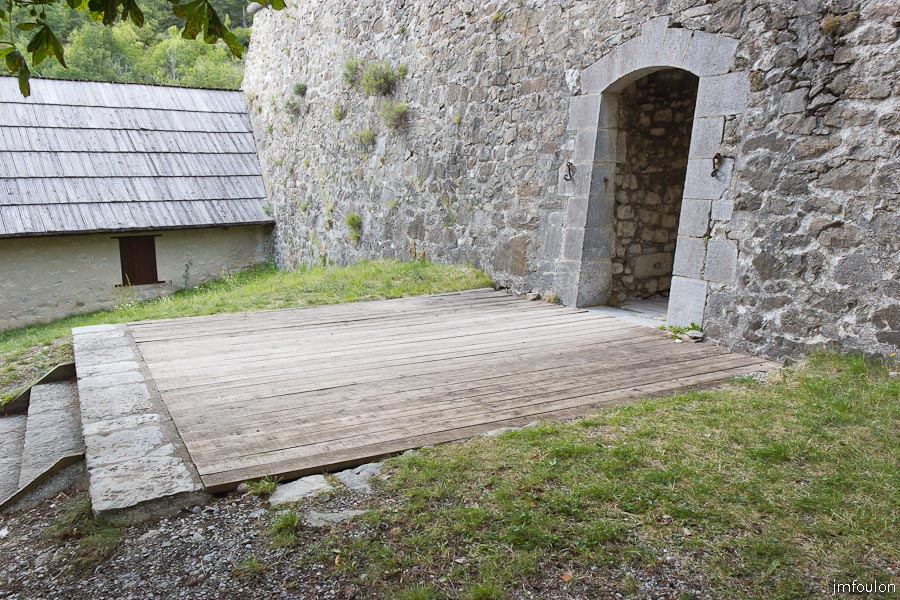 fort-savoie-024.jpg - Colmars-les-Alpes - Le Fort de Savoie - Sous le plancher, la fosse.