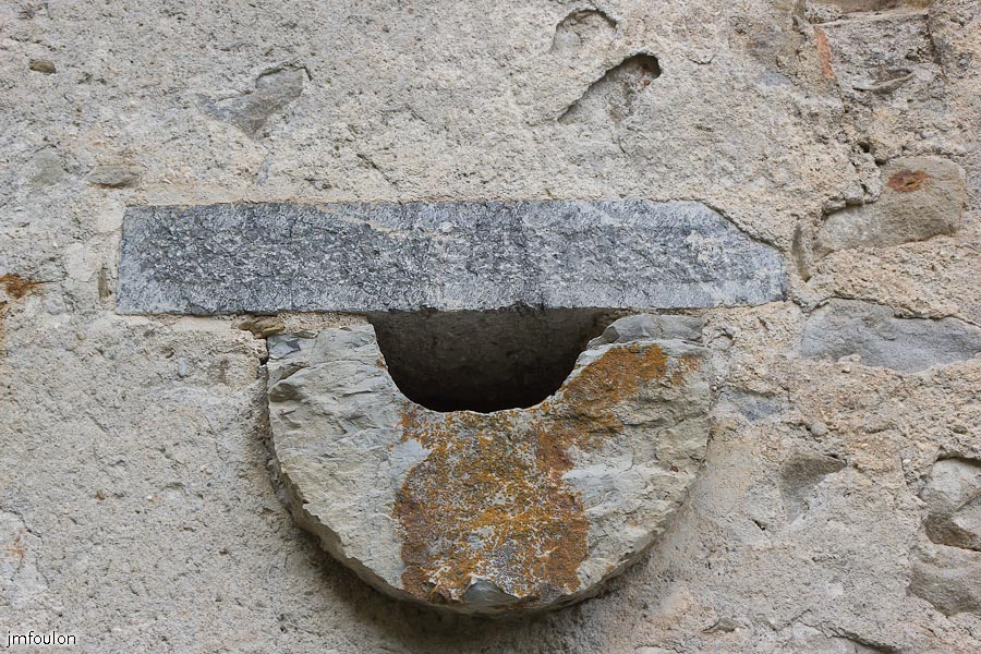 fort-savoie-026.jpg - Colmars-les-Alpes - Le Fort de Savoie - Détail d'une évacuation sur un mur.