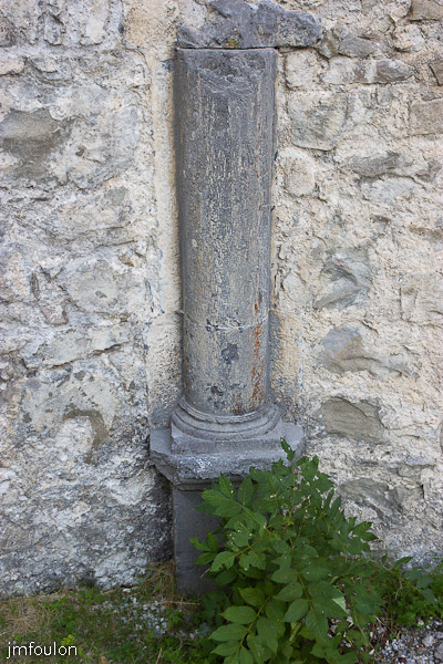 fort-savoie-028.jpg - Colmars-les-Alpes - Le Fort de Savoie - A droite se trouvent deux autres colonnes plus anciennes (dernier siècle avant JC)  vestiges supposes du Temple de Mars (Collis Martis - Colline de Mars) qui donnera plus tard Col-mars.