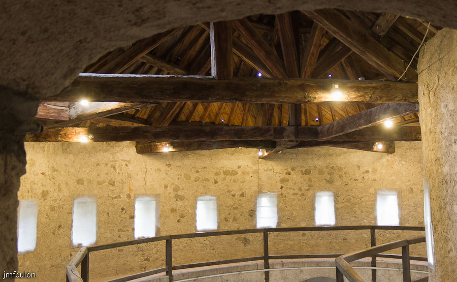 fort-savoie-042.jpg - Colmars-les-Alpes - Le Fort de Savoie - Intérieur de la Tour Ronde - Les meurtrières aujourd'hui fermées par du plexiglas et le chemin de ronde qui permettaient la surveillance sans angles morts.