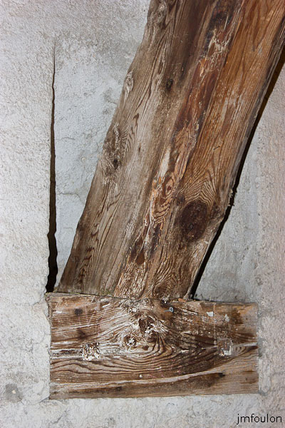 fort-savoie-043.jpg - Colmars-les-Alpes - Le Fort de Savoie - Détail de la charpente de la Salle de Garde. Celle-ci était démontable et couverte de tuiles et non de bardeaux de mélèze afin d'éviter tout risque d'incendie dans cette salle stratégique.