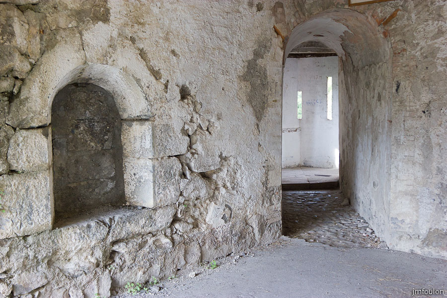 fort-savoie-053.jpg - Colmars-les-Alpes - Le Fort de Savoie - Entrée de l'échauguette Nord-Ouest. Nous sommes dans les cuisines.