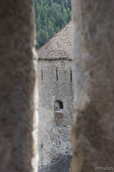 fort-savoie-066.jpg - Colmars-les-Alpes - Le Fort de Savoie - Vue sur la Tour Ronde depuis la cour Nord, au travers d'une meurtrière.