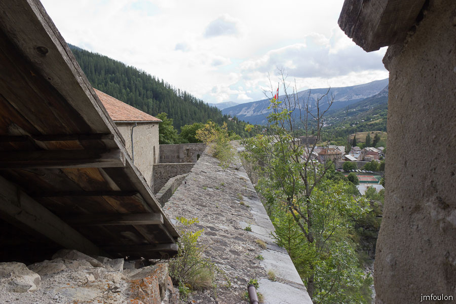 fort-savoie-067.jpg - Colmars-les-Alpes - Le Fort de Savoie - Vue sur le fait du mur de la courtine Ouest et Colmars.
