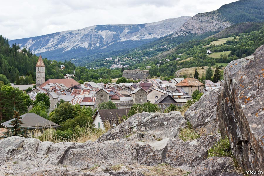 colmars-001.jpg - Vue sur Colmars depuis le Fort de Savoie. Au centre, le Fort de France (ou Fort du Calvaire). A gauche l'église Siant-Martin du XVIIe.