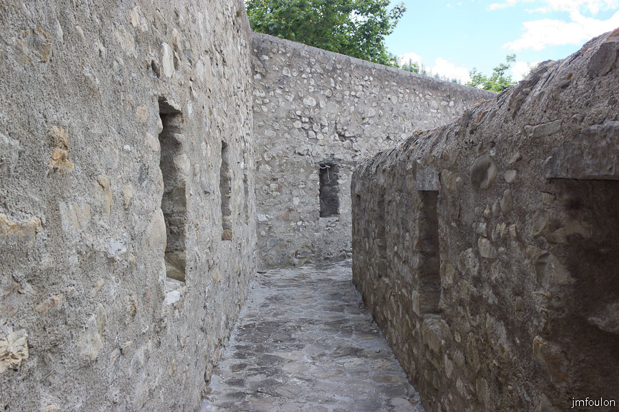 colmars-016.jpg - Colmars-les-Alpes - Porte de France - Chemin de ronde de la première enceinte.