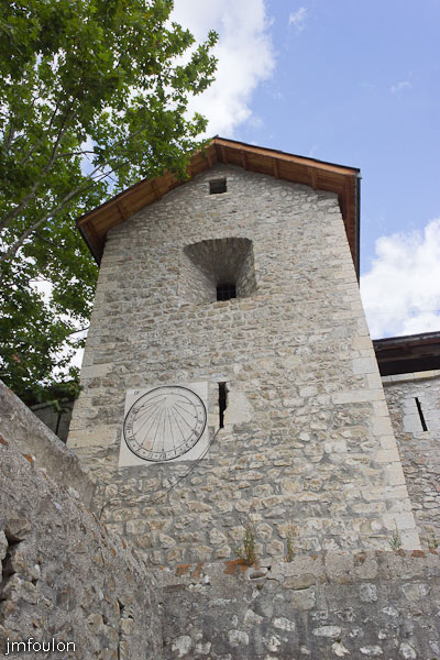 colmars-019.jpg - Colmars-les-Alpes - Porte de France - Intérieur de la première enceinte - Cadran solaire sur la tour de gauche en entrant.